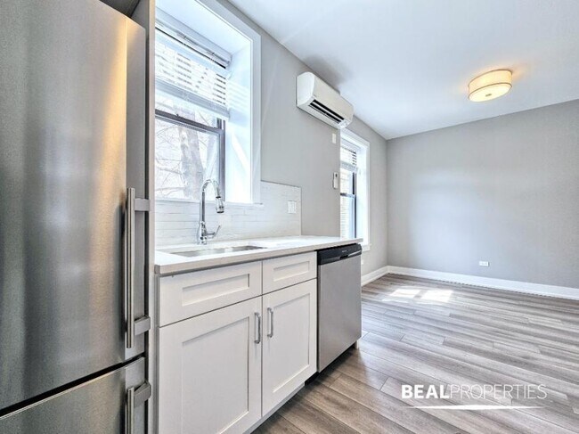 Building Photo - 2 bedroom in CHICAGO IL 60613