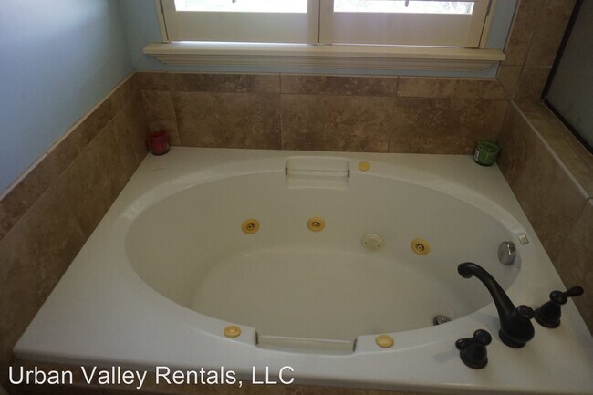 Building Photo - 4 br, 2.5 bath House - 222 E. Belle Glenn Cir