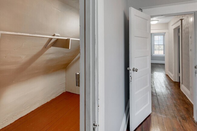 Building Photo - 4205 Pacific. Available June 2026.  3 bedroom, 2 bath, 2.5 car garage.  Does not qualify for gove...