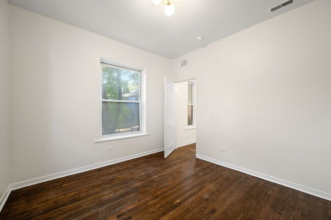 Building Photo - 1338 W Hollywood Ave