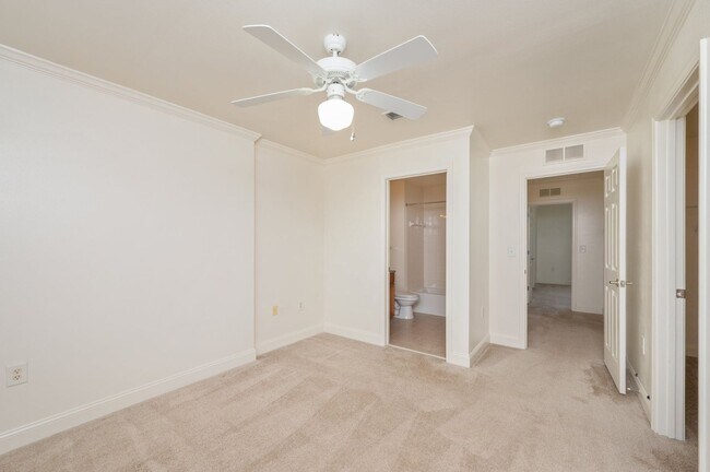 Building Photo - 2 Bedroom Townhouse in Crestview!