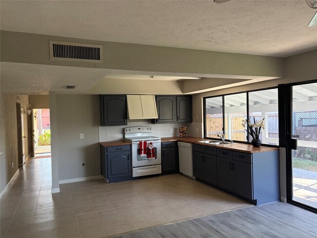 Building Photo - 15730 Corsair Rd