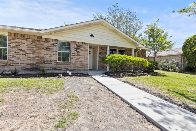 Building Photo - 5310 Vagas Dr