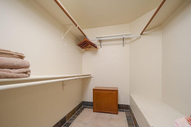Building Photo - 4725 N Brookview Terrace