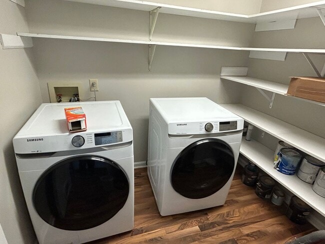 Building Photo - Wonderful 4 bed, 2.5 bath Single Family Ho...
