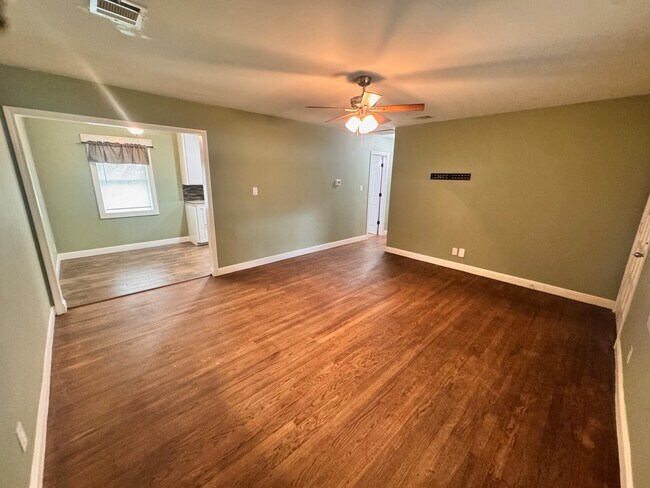 Building Photo - 112 Runnels St