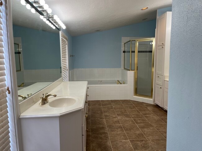 Building Photo - 6855 Bellgreen Dr