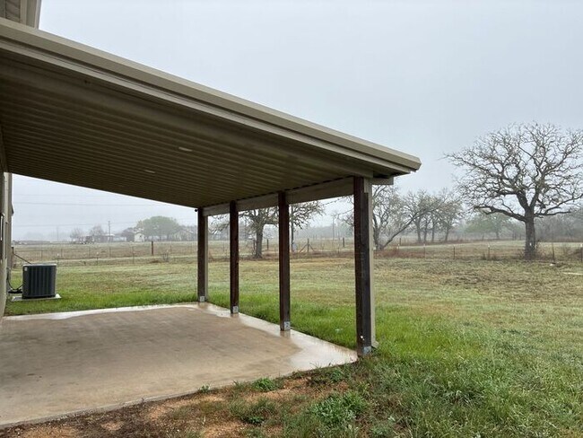 Building Photo - 5BR/3BA w/ Front Yard + Assigned Parking in Kingsbury, TX