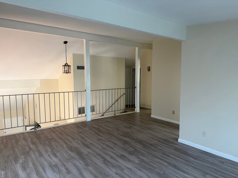 Building Photo - 1612 Carmel Cir E