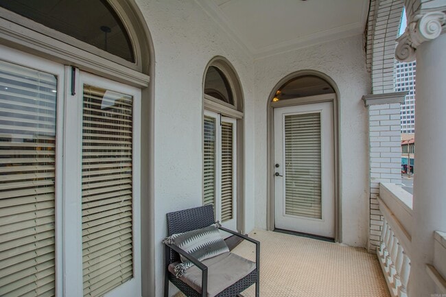 Building Photo - 612 Center St