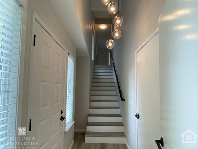 Building Photo - 2BD/2BA Upstairs Duplex with Garage