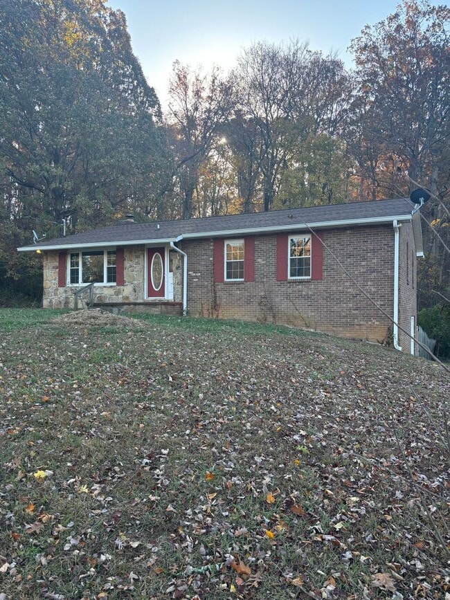 Primary Photo - Newly Updated 4bd/3bth in Seymour!