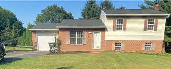 main house outside - 3633 Harrowgate Rd