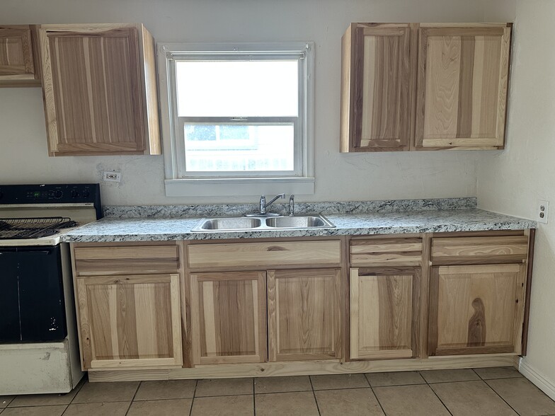 Building Photo - 975 Jones Dr
