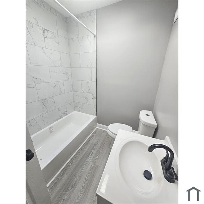 Building Photo - 3 Bedroom 2 Bathrooms