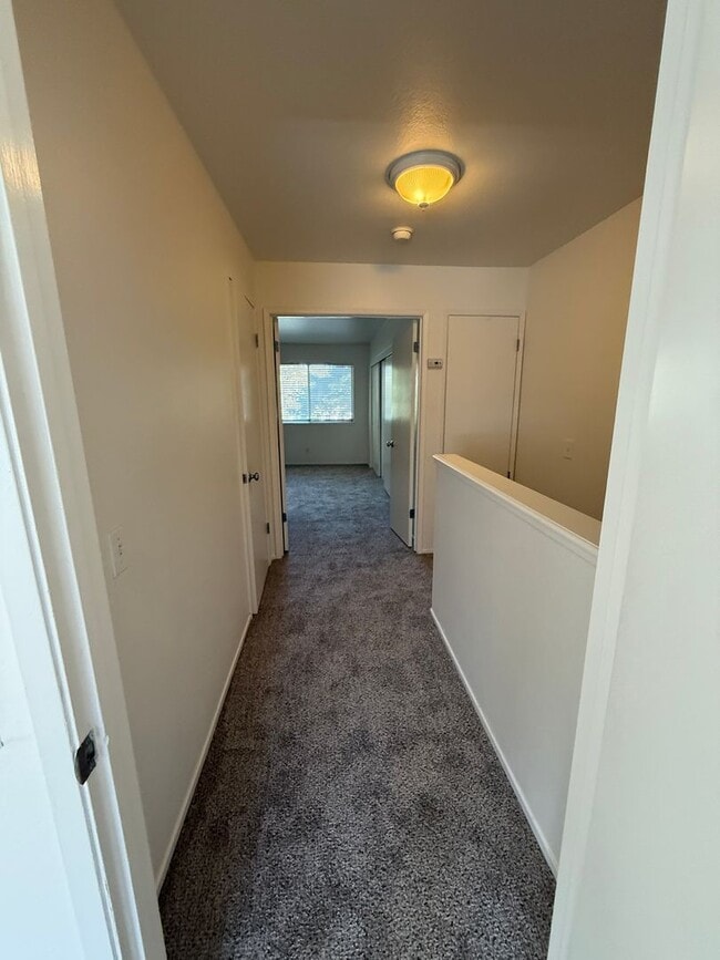 Building Photo - 2 BEDROOM TOWNHOUSE