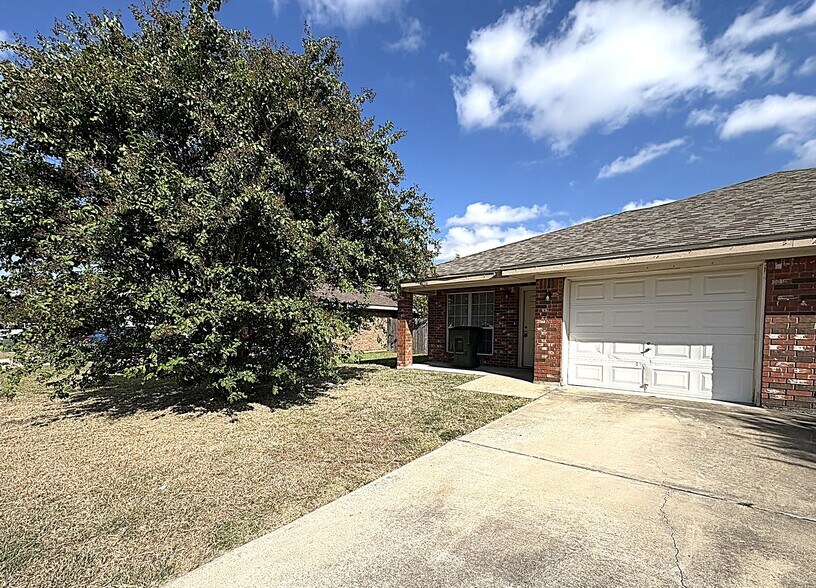 Building Photo - 2703 Vernice Loop