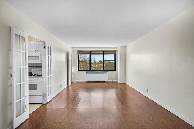 Building Photo - 201 St Pauls Ave