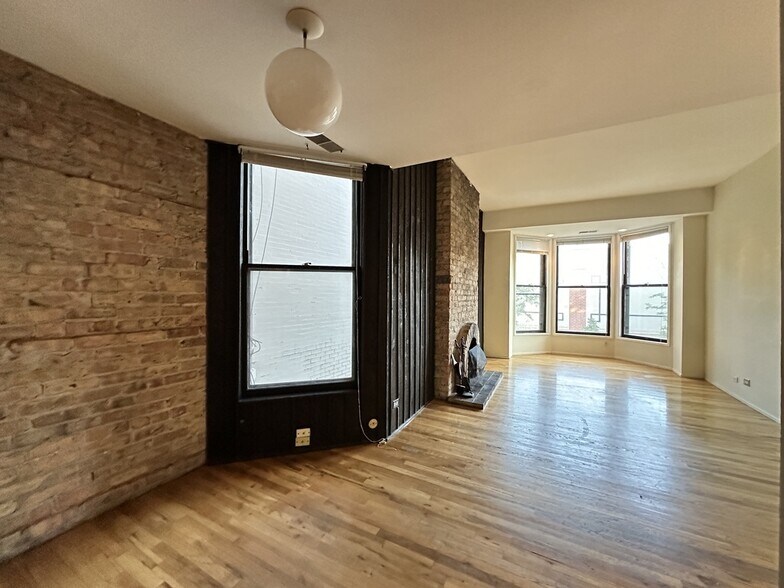 Building Photo - 616 W Surf St