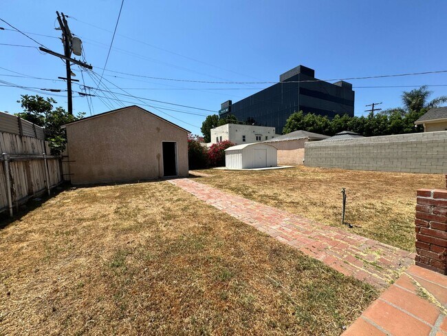 Building Photo - Beautiful Sherman Oaks Home!