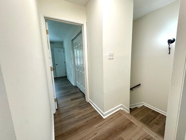 Building Photo - LIVE IN THE HEART OF FOREST ACRES