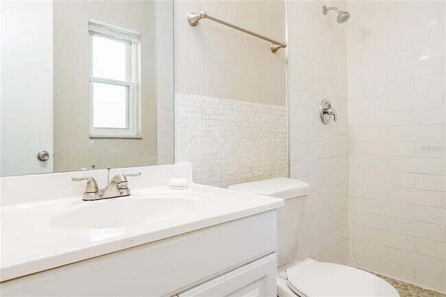 Building Photo - 913 Redwood Ct