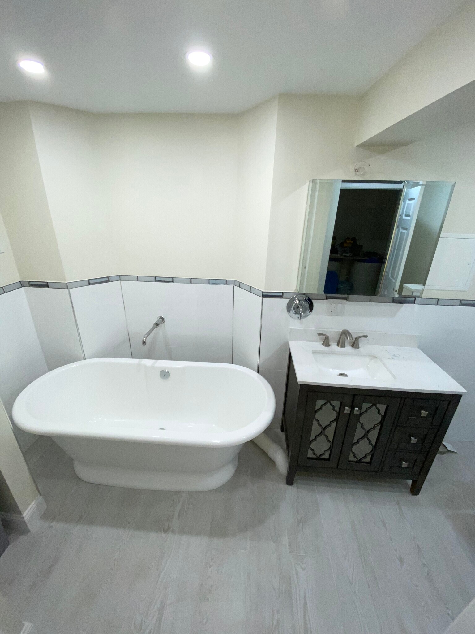 Extra large and deep soaking tub - 26 Hazelwood St