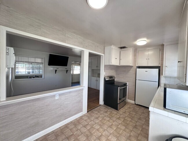 Building Photo - Cozy West Sac Cottage