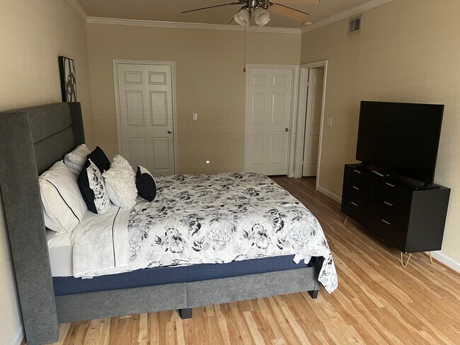 Building Photo - 3300 Cummins St