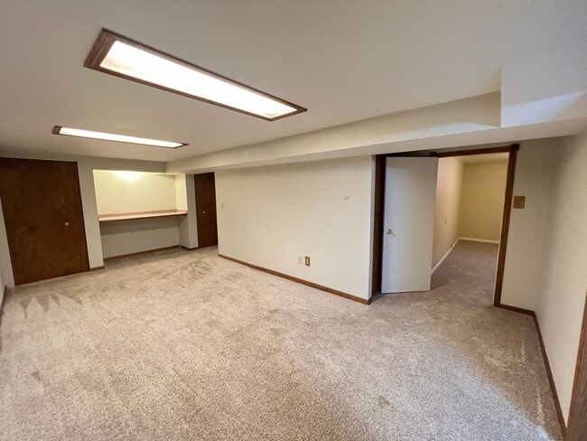 Building Photo - 5 bedroom 3 bathroom home for rent