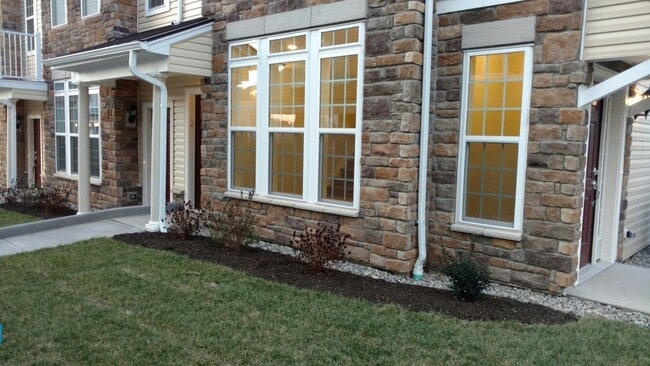 Building Photo - 14 Iris Ln