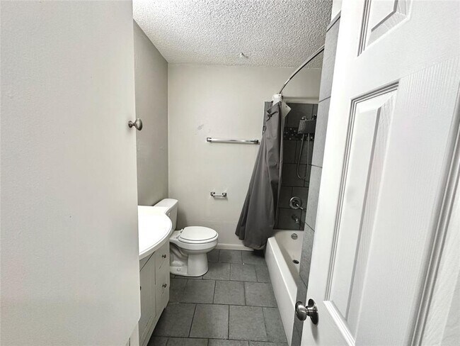Building Photo - 3822 Southway Dr