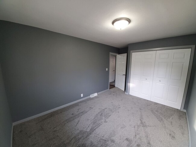 Building Photo - Private 3 bedroom home