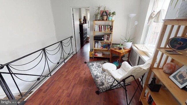 Building Photo - 415 E Flora St