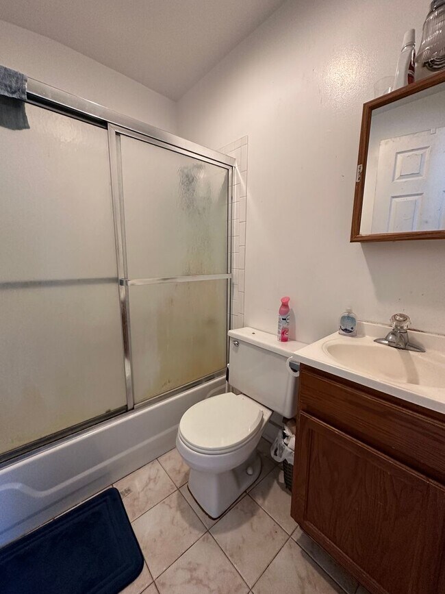 Building Photo - 6 Bedroom House Available Next to UC Campus