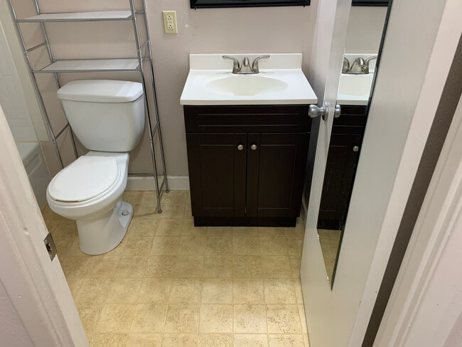 Building Photo - 591 Britmore Ct