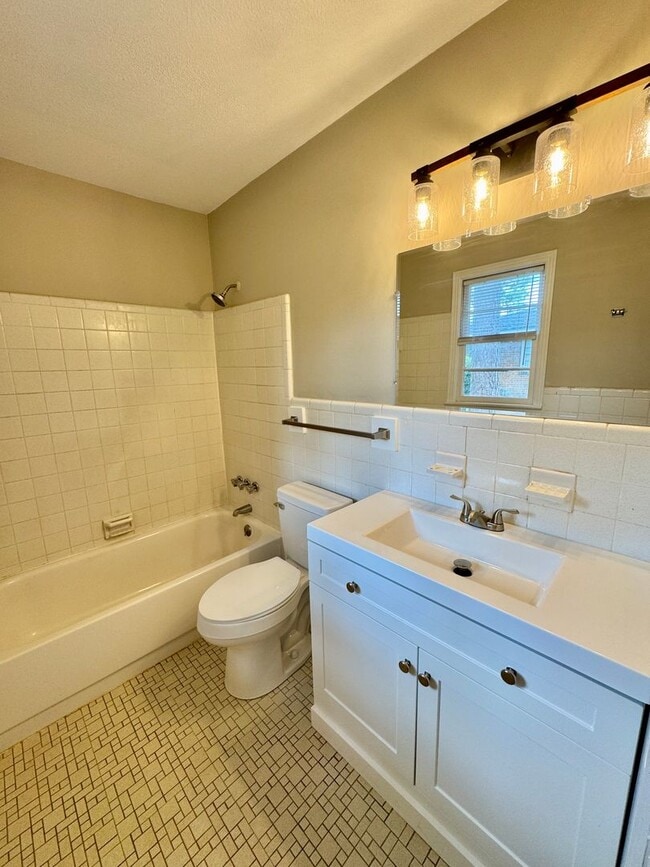 Building Photo - Freshly Renovated 4-Bedroom Retreat!