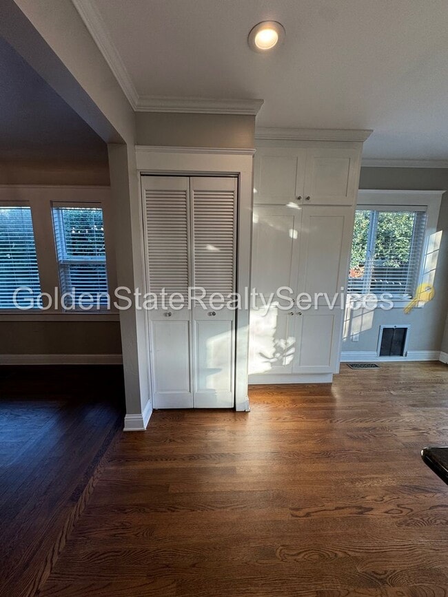 Building Photo - Pleasant St