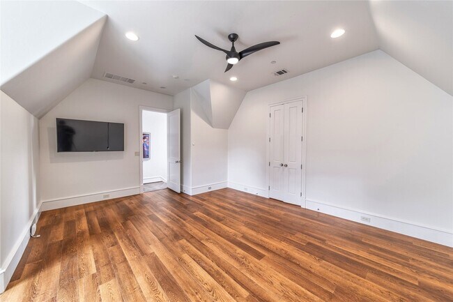 Building Photo - 3548 Bryn Mawr Dr