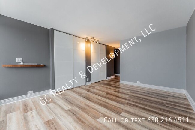 Building Photo - *** 2 WEEKS FREE RENT / EDGEWATER PLAZA / ...