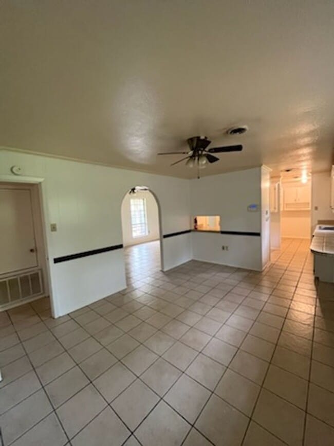 Building Photo - 3219 Lakewood Dr