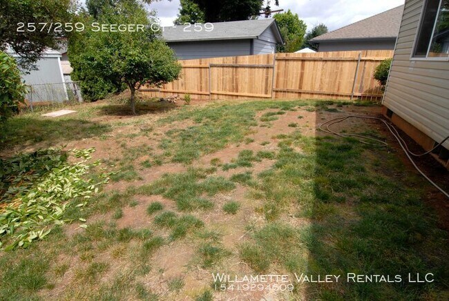 Building Photo - Nice S Salem duplex