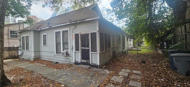 Building Photo - 704 W 22nd St