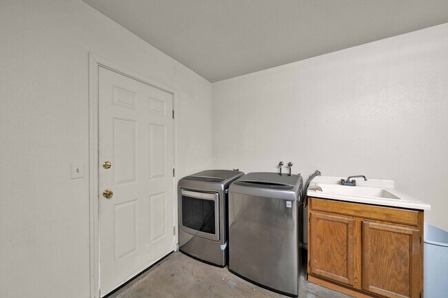 Building Photo - 3622 Canterbury Dr