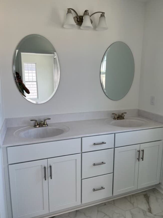 Building Photo - BBEY HILL @ HICKORY MANOR