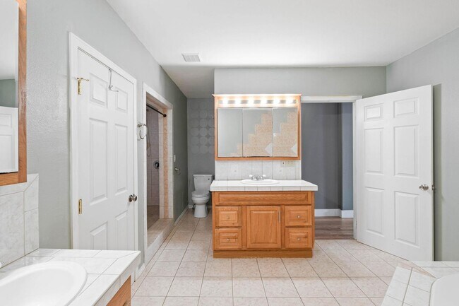 Building Photo - Unique, spacious 4-bdrm/3-bath Craftsman w/ lots of character. Bonus room, near Alberta District!