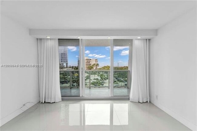 Building Photo - 100 Bayview Dr
