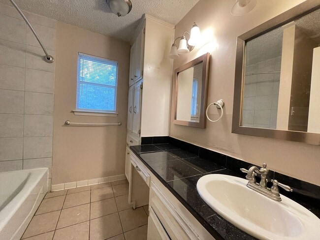 Building Photo - 1404 E Vardeman Ave