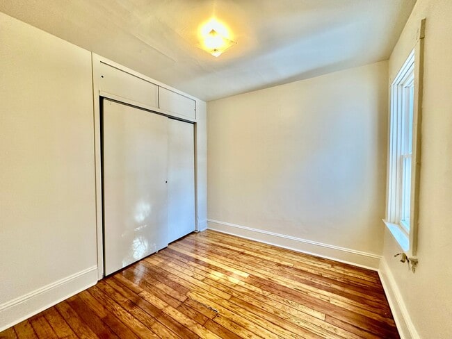 Building Photo - 4 Bedroom Home