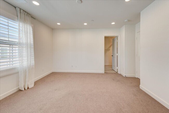 Building Photo - 946 Blackstone Dr
